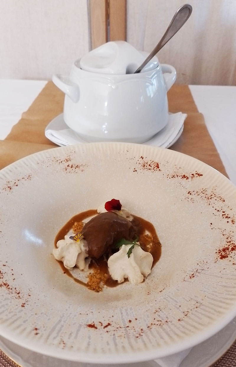 Lentejas estofadas con carrilleras y espuma de foie