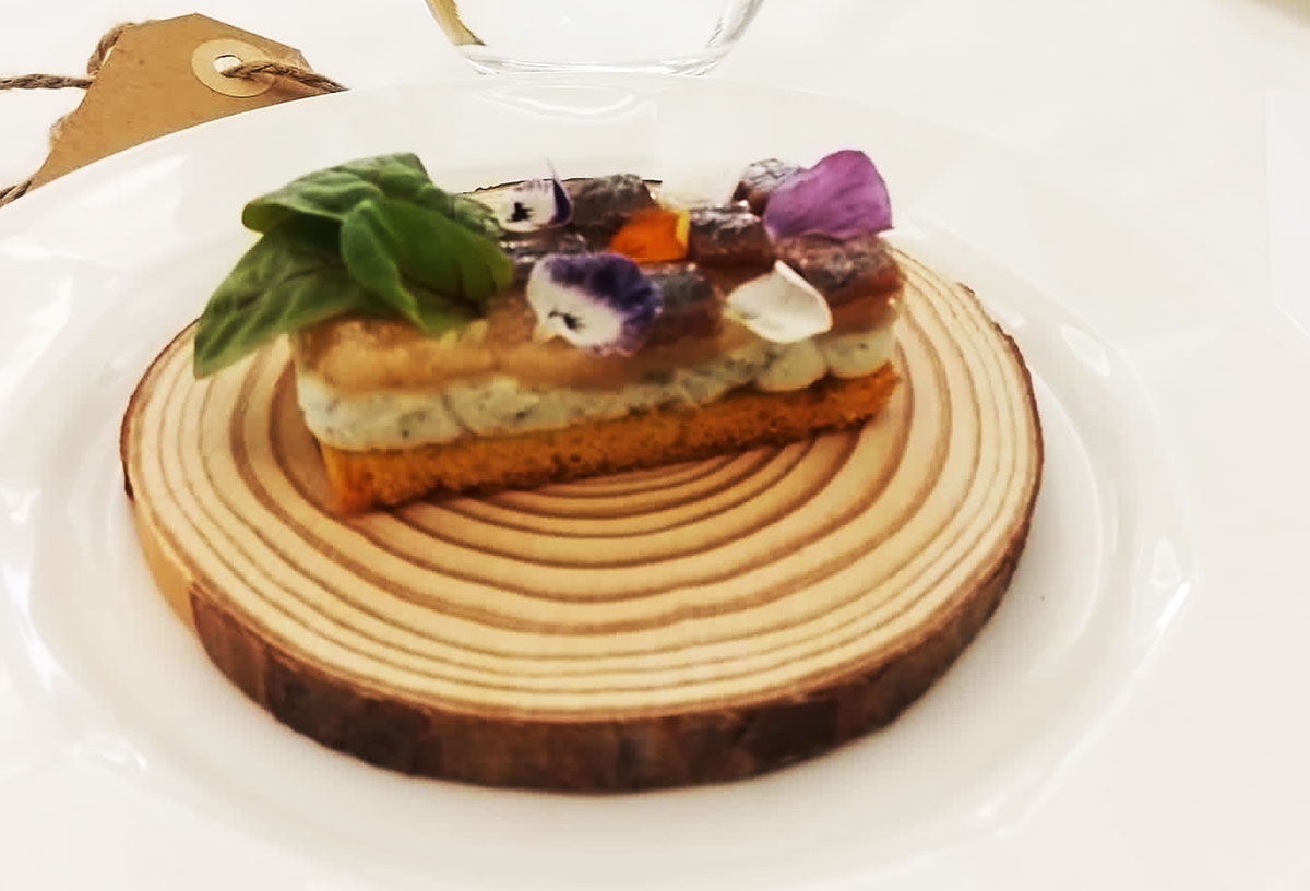 Tosta de Sobaos Pasiegos con queso picón, confitura de manzana ávida y anchoa de Santoña Tosta de Sobaos Pasiegos con queso picón, confitura de manzana ávida y anchoa de Santoña